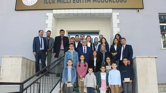 Yaptıkları afiş ve resimlerle suyun önemine dikkat çektiler