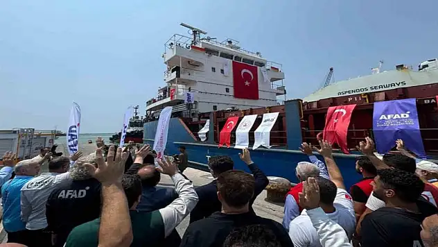 Yardım malzemeleri taşıyan 'İyilik Gemisi' Sudan'a uğurlandı