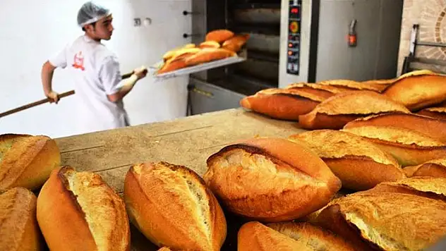 Yarı fiyatına ekmek sattı metrelerce kuyruk oluştu