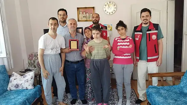 Yarım asırlık evli çifte teşekkür plaketi