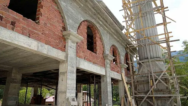 Yarım kalan cami nedeniyle kilisede namaz kılıyorlar!