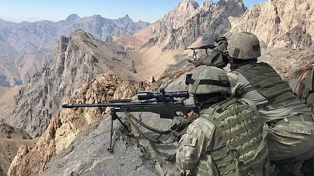 Yasa dışı yollarla sınırı geçmeye çalışan 4'ü FETÖ mensubu 9 kişi yakalandı