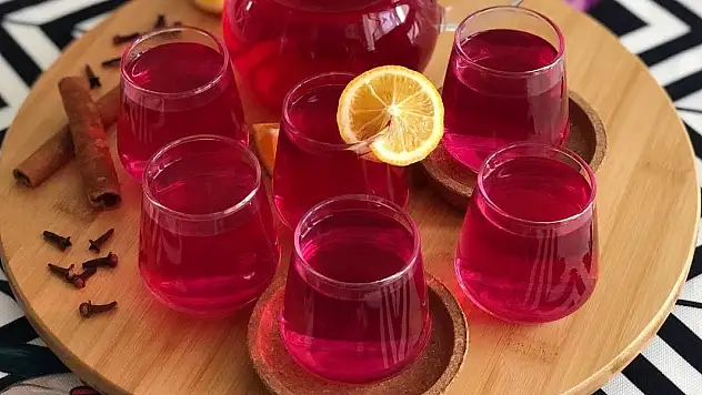 Yaz sıcaklarında çok iyi gidiyor. Osmanlı mutfağının gözdesi reyhan şerbetinin yapılışı