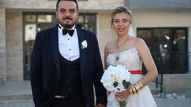 Yeni konutu teslim edilen depremzede, ertelediği düğününü yaptı
