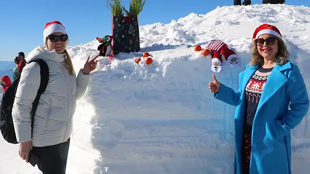Yeni yıl mesajlarını, 2 bin 365 metrede kar üzerine yazdılar