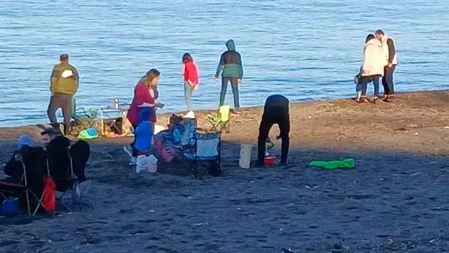 Yeni yılın ilk gününde vatandaşlar kumsallara indi