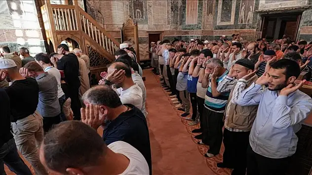 Yeniden ibadete açılan Kariye Camisi'nde 79 yıl sonra ilk bayram namazı kılındı