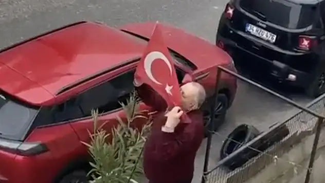 Yerde gördü, öperek yerine astı: İzleyenler duygulandı