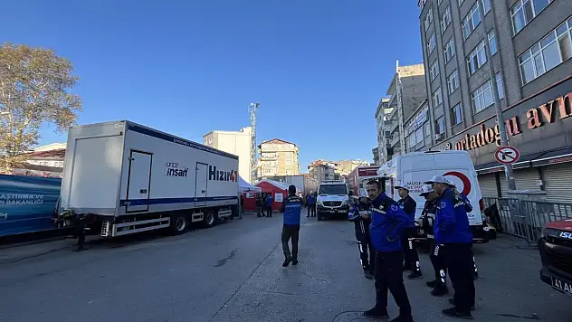 Yıkılan binanın yakınındaki binalar tahliye edildi ekipler inceleme başlattı