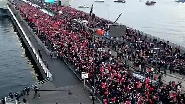 Yılın ilk gününde Gazze için binlerce kişi Galata Köprüsü'ne akın etti
