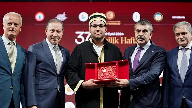 Yılın Türkiye Kalfası Seyit Çopur, Ödülünü Bakan Tekin'den Aldı