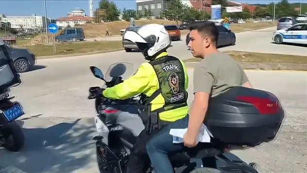 YKS'ye geç kalma riski yaşayan öğrencilere trafik ekipleri yardım etti
