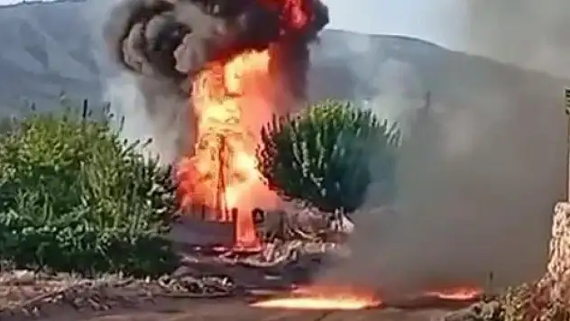 Yol çalışmasında hasar gören petrol borusu alev aldı