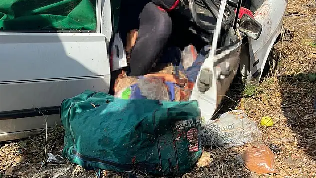 Yol kenarına savrulan otomobilin sürücüsü öldü, eşi yaralandı