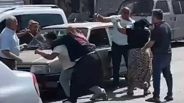 'Yol verme' kavgasında kadınları sopayla dövdü