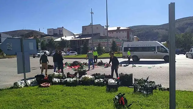 Yola savrulan pikabın içindeki sebze ve meyveler yola saçıldı