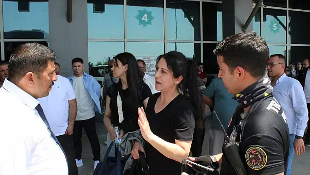 Yolcu gibi otobüse binen komiser, telefonla konuşan şoföre ceza kesti