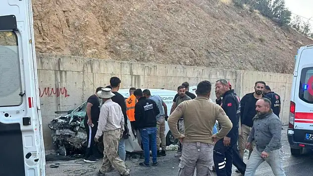 Yolcu minibüsü ile hafif ticari araç çarpıştı: 2'si ağır 14 yaralı