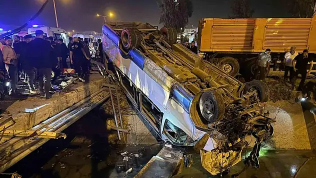 Yolcu minibüsü ile otomobil çarpıştı: 10 yaralı