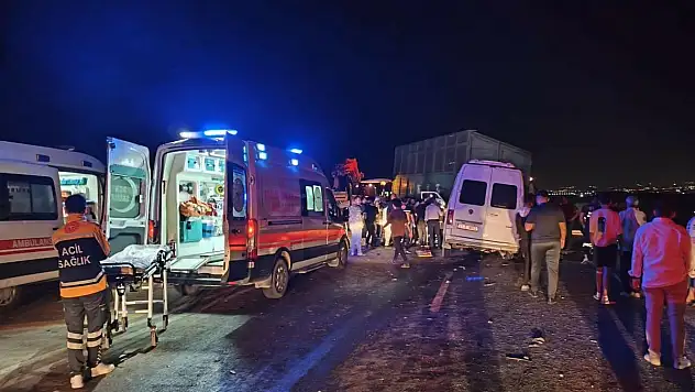 Yolcu minibüsü traktöre çarptı: 15 yaralı