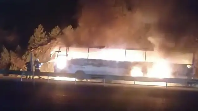 Yolcu otobüsü alev alev yandı