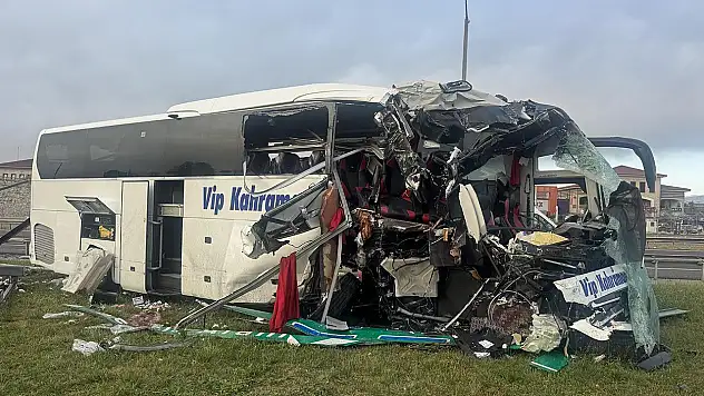 Yolcu otobüsü bariyere ve tabelaya çarptı: 5'i ağır 15 yaralı