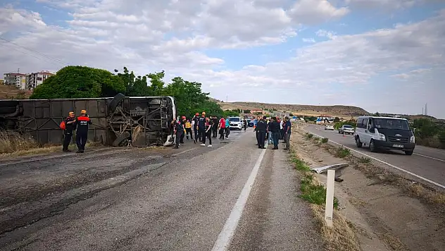Yolcu otobüsü devrildi: 41 yaralı