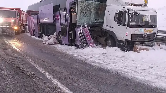 Yolcu otobüsü ile kamyon birbirine girdi! 9 yaralı!