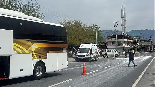 Yolcu otobüsü ile minibüs çarpıştı: 1 ölü, 3 yaralı!