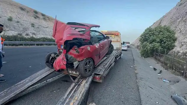 Yolcu otobüsü ile otomobil çarpıştı: 1 ölü, 2 yaralı