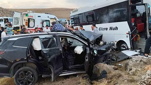 Yolcu otobüsü ile otomobil çarpıştı: 1'i ağır 4 yaralı