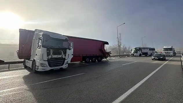 Yolcu otobüsü ile tır çarpıştı: 11 yaralı