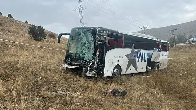 Yolcu otobüsü ile tır çarpıştı: 20 yaralı