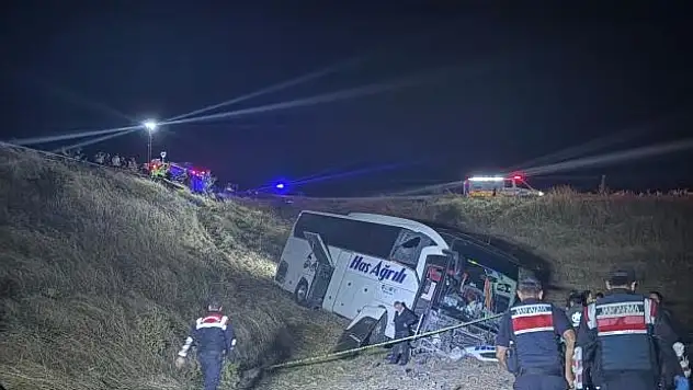 Yolcu otobüsü tarlaya uçtu! 2'si ağır 24 yaralı var!
