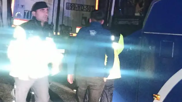 Yolcu otobüsü, TIR'a çarptı: 10 yaralı