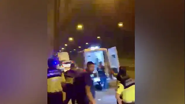 Yolcu otobüsü, TIR'a çarptı: 8 yaralı