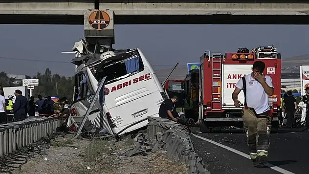 Yolcu otobüsü üst geçide çarptı! 11 ölü 25 yaralı!