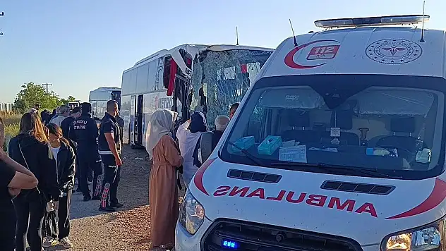 Yolcu otobüsü yem yüklü tıra çarptı: 9 yaralı