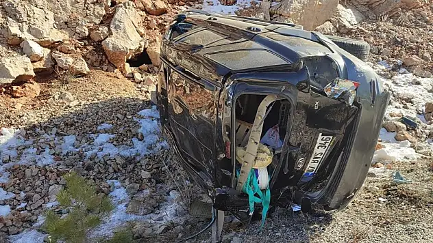 Yolcu otobüsünün arkadan çarptığı otomobil devrildi: 3 yaralı