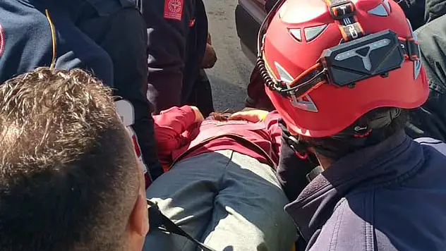 Yolcu treni servis minibüsüne çarptı 17 öğrenci yaralandı