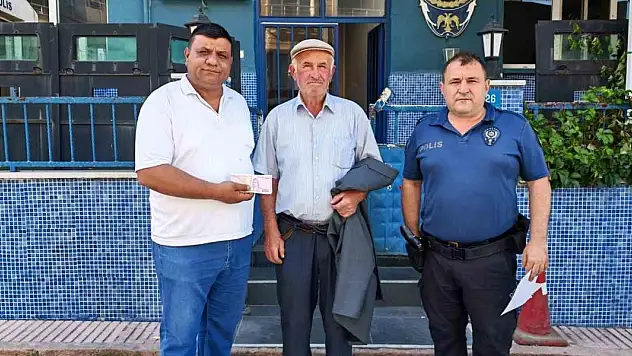 Yolda bulduğu parayı sahibine teslim etti