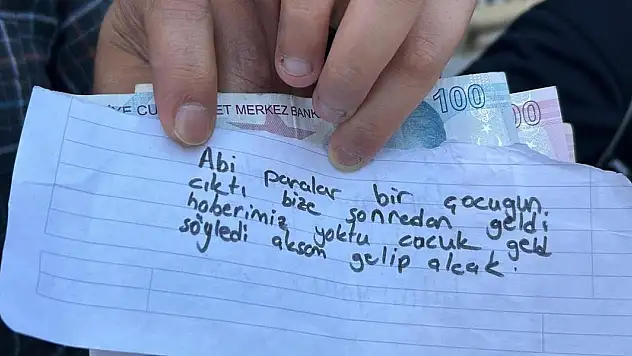 Yolda buldukları parayı sahibine ulaştırmak için çabaladılar