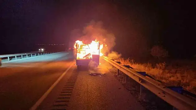 Yolda Korku Dolu Anlar! Konya'da Kamyonet Bir Anda Alev Topuna Döndü!