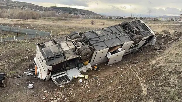 Yoldan çıkan otobüs tarlaya uçtu: 2 ölü, 25 yaralı