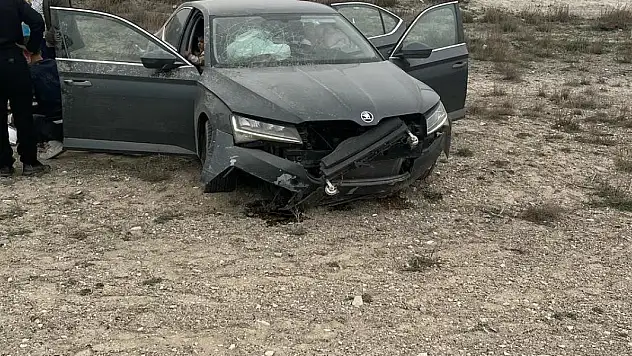 Yoldan çıkan otomobilin içinde can pazarı