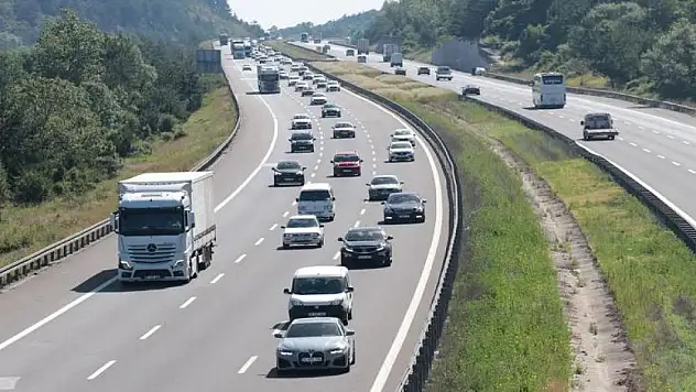 Yollarda tatil dönüşü hareketliliği sürüyor