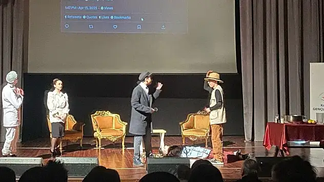 Yöntem Kolejinden tiyatroda büyük başarı
