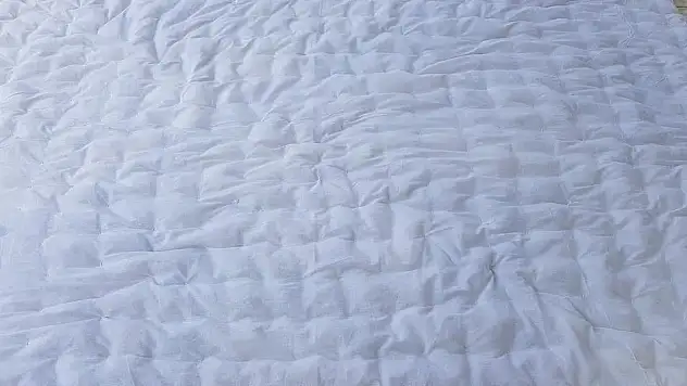 Yorgandaki sarı lekeler nasıl çıkar? İşte yorganlarınızı kar beyaz yapacak yöntem