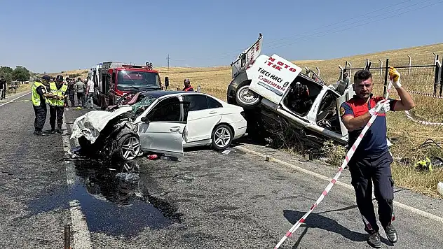 Yozgat'ta hafif ticari araçla otomobil çarpıştı: 4 ölü