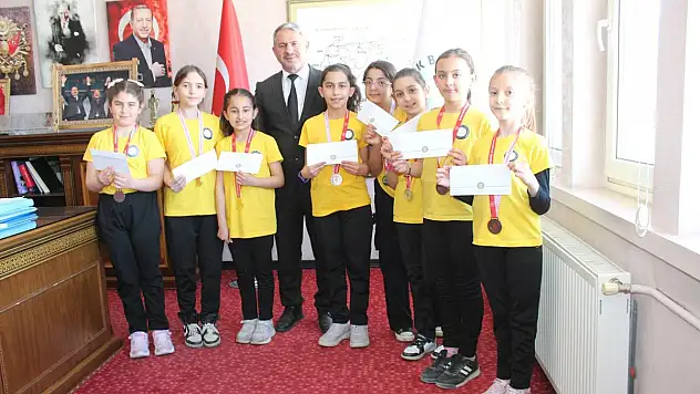 Yunak Belediye Başkanı derece alan öğrencileri tebrik etti